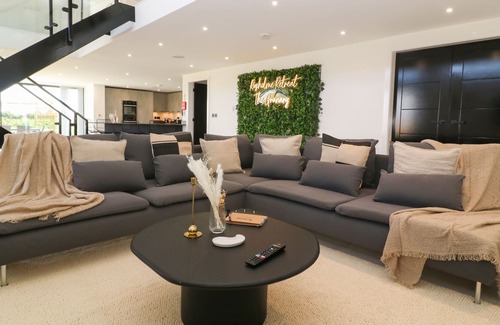 Selby Cottage | THE GRANARY, family friendly, with hot tub in Drax, North Yorkshire