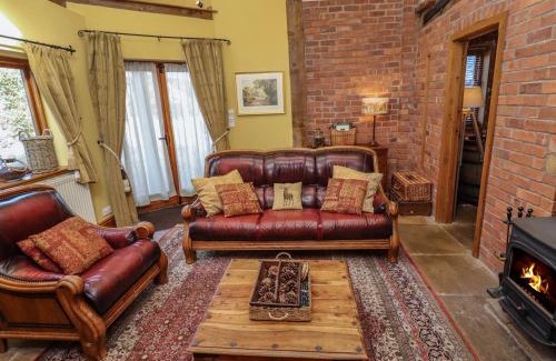 Eaton Mascott House | The Granary