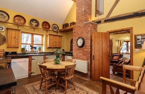 Eaton Mascott House | The Granary