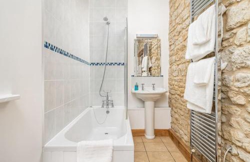 Chackmore Apartment | The Granary self-catering cottage on a working farm