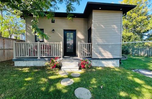 Brampton Villa | The Grassy Oasis