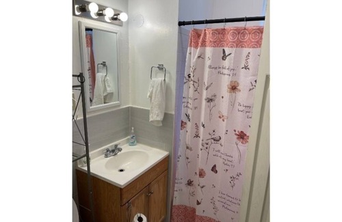 Englewood Apartment | The Great Escape!- 15mins from Downtown Chicago w/Pool Table and Private Parking