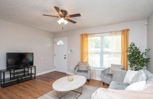 Jonesboro House | The Great Escape! A spacious and inviting atmosphere to relax and entertain.!!