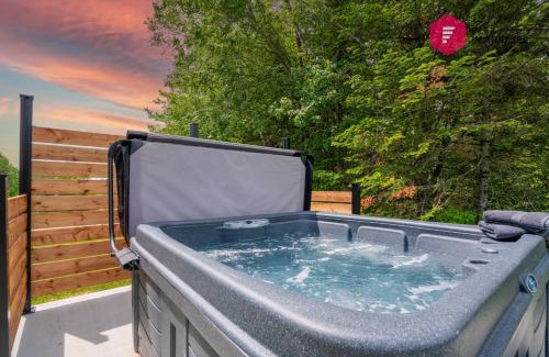 Saint-Basile Ski Chalet | The Green Chill at Cité-Jardin - Private SPA, Ping pong, Fireplace & Pool
