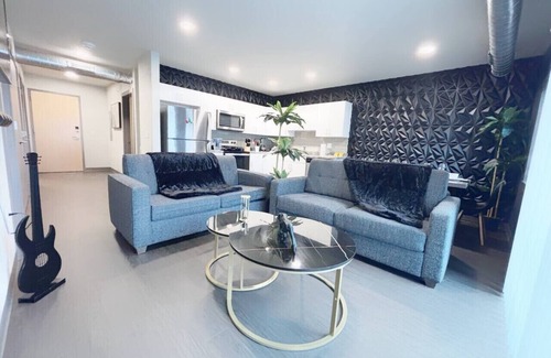 Downtown Des Moines Apartment | The Green & Onyx Escape