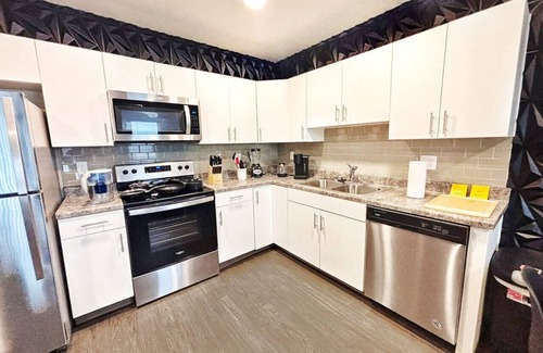 Downtown Des Moines Apartment | The Green & Onyx Escape
