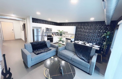 Downtown Des Moines Apartment | The Green & Onyx Escape