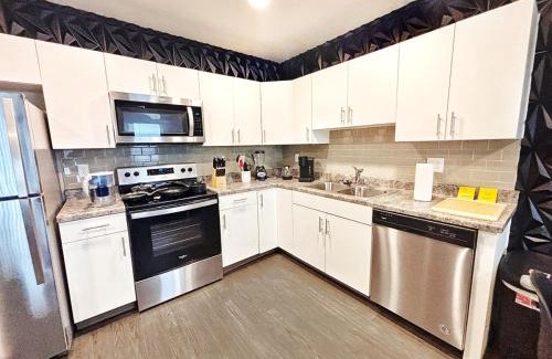 Downtown Des Moines Apartment | The Green Onyx Escape