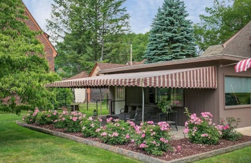 Jamestown Bed & Breakfast | The Green Room at The Oaks Hotel-Queen Size Bed