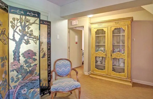 Jamestown Bed & Breakfast | The Green Room at The Oaks Hotel-Queen Size Bed