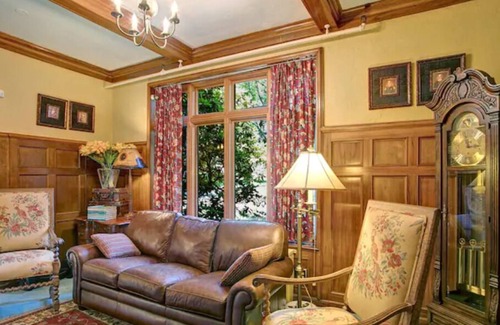 Jamestown Bed & Breakfast | The Green Room at The Oaks Hotel-Queen Size Bed