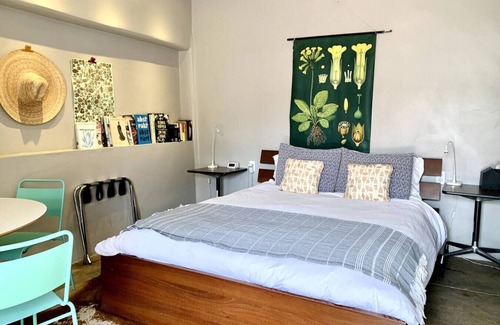 Marfa House | The Greenhouse : Cozy Adobe Casita for 2