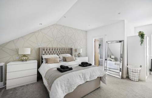 Plymouth Apartment | The Grenville - Stunning Spacious Central Plymouth Apartment - Sleeps 4