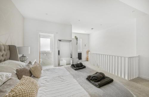 Plymouth Apartment | The Grenville - Stunning Spacious Central Plymouth Apartment - Sleeps 4