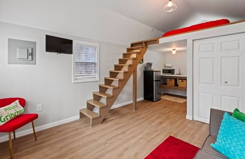 Auburn Cabin | The Griinch- Cozy Tiny House 9 Miles to AUBURN AL & Jordan Hare Stadium