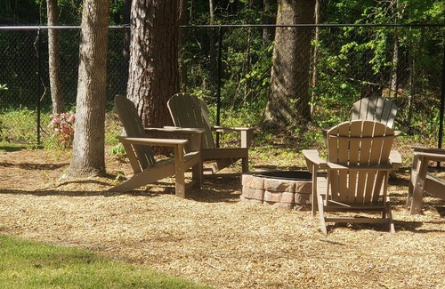 Auburn Cabin | The Griinch- Cozy Tiny House 9 Miles to AUBURN AL & Jordan Hare Stadium