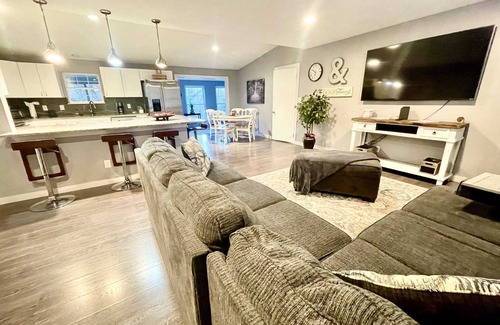 Bella Vista House | The Grisham - 4 bedrooms, fenced yard, sun room