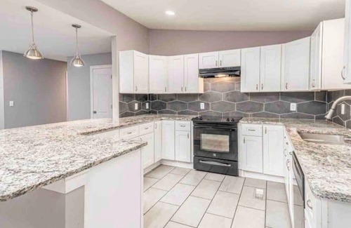 Bella Vista House | The Grisham - 4 bedrooms, fenced yard, sun room