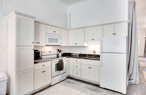 New Market House | The Grocery - Cozy, Spacious Downtown Building