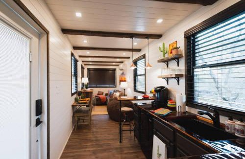 Waco House | The Hacienda Beautiful New Container Home 12 min to Magnolia