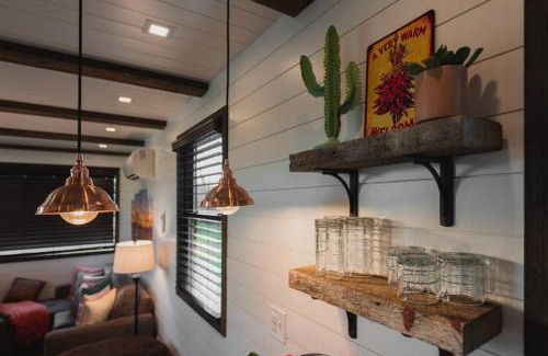 Waco House | The Hacienda Beautiful New Container Home 12 min to Magnolia