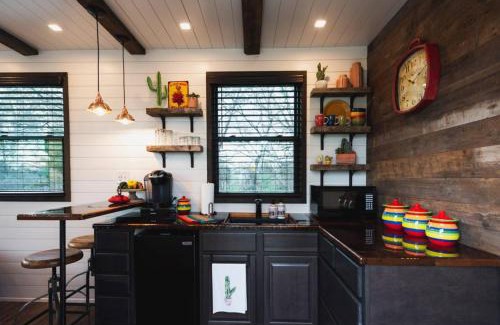 Waco House | The Hacienda Beautiful New Container Home 12 min to Magnolia