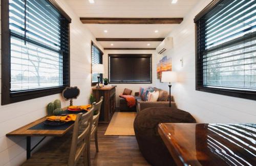 Waco House | The Hacienda Beautiful New Container Home 12 min to Magnolia