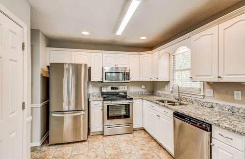 Alabaster House | The Hallmark House on Cambridge Lane, 30 mins from Birmingham, 4 mins from I-65