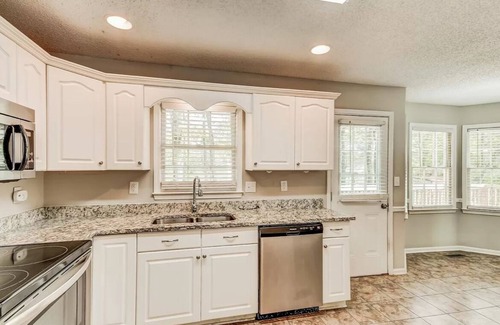 Alabaster House | The Hallmark House on Cambridge Lane, 30 mins from Birmingham, 4 mins from I-65