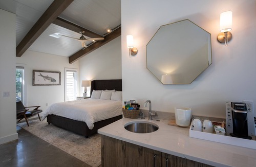 Hampton Bays Hotel | The Hampton Maid