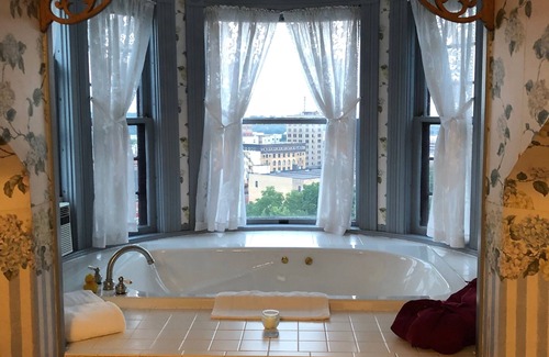 Dubuque Bed & Breakfast | The Hancock House