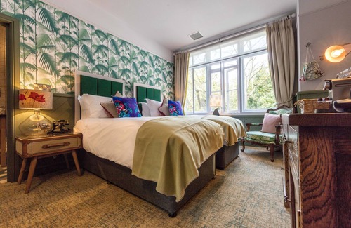 Weybridge Hotel | The Hand & Spear