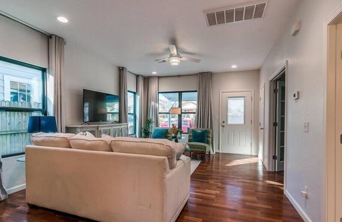 Guthrie House | The Happy Home // WIFI // SLEEPS 8