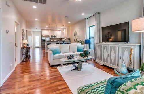 Guthrie House | The Happy Home // WIFI // SLEEPS 8