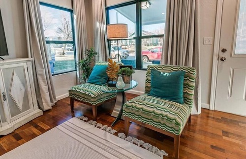Guthrie House | The Happy Home // WIFI // SLEEPS 8