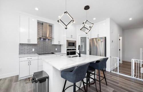 Southwest Edmonton House | The Happy place - Luxurious, Cozy and Modern Home with Air-condition, Netflix, Free Parking close to Airport and West Edmonton Mall