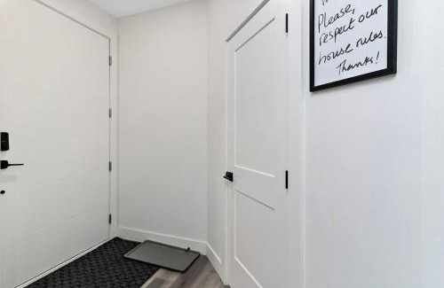 Southwest Edmonton House | The Happy place - Luxurious, Cozy and Modern Home with Air-condition, Netflix, Free Parking close to Airport and West Edmonton Mall