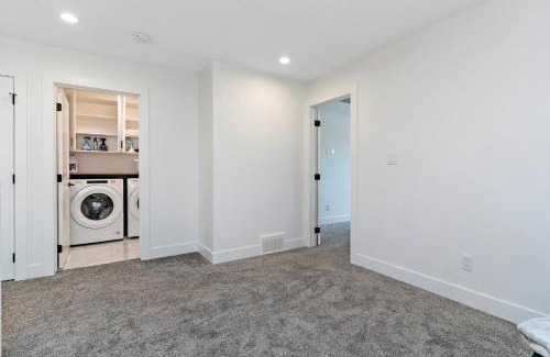 Southwest Edmonton House | The Happy place - Luxurious, Cozy and Modern Home with Air-condition, Netflix, Free Parking close to Airport and West Edmonton Mall