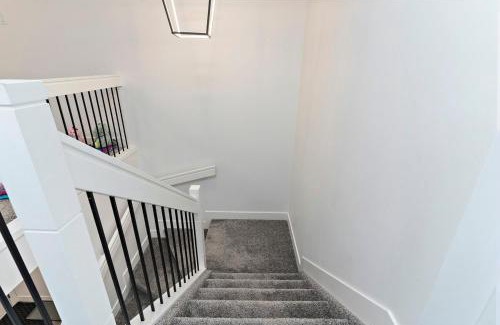 Southwest Edmonton House | The Happy place - Luxurious, Cozy and Modern Home with Air-condition, Netflix, Free Parking close to Airport and West Edmonton Mall