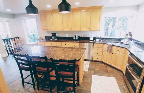 Little Rock Canyon House | The Happy Valley Home-Newly Remodeled Home, Huge & Spacious Yard, Amazing Views