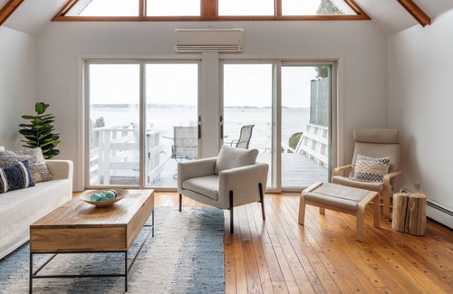 Centerport House | The Harbor House: Beachfront Home 1 hour from NYC