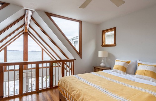 Centerport House | The Harbor House: Beachfront Home 1 hour from NYC