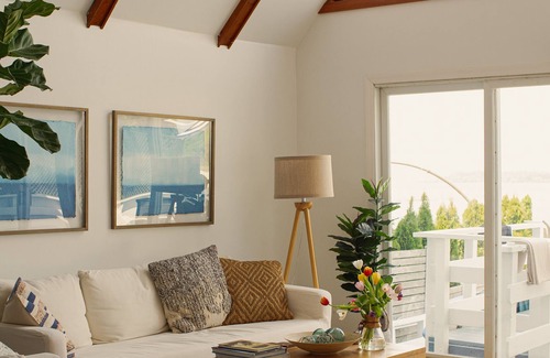 Centerport House | The Harbor House: Beachfront Home 1 hour from NYC