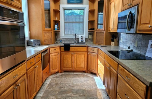 Hot Springs House | The Harrell House with Jacuzzi Tub - Dog Friendly