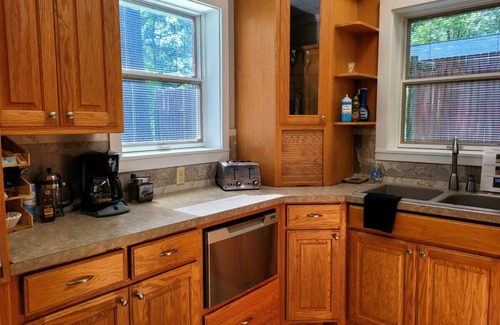 Hot Springs House | The Harrell House with Jacuzzi Tub - Dog Friendly