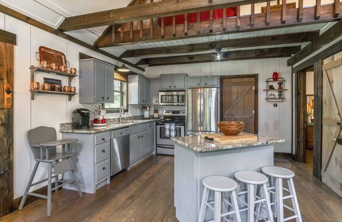 Suches Cabin | ★The Hatch★ Cabin on Trout River w/Hot Tub, Pet/Kid Friendly
