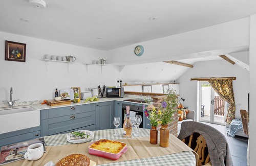 Christchurch Cottage | THE HAYLOFT, pet friendly, with hot tub in Bampton, Devon