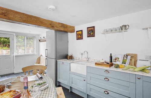 Christchurch Cottage | THE HAYLOFT, pet friendly, with hot tub in Bampton, Devon