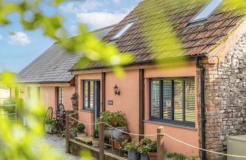 Christchurch Cottage | THE HAYLOFT, pet friendly, with hot tub in Bampton, Devon