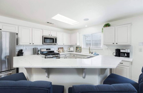 Tulare House | The Heart of California w/BBQ Grill & Hot Tub